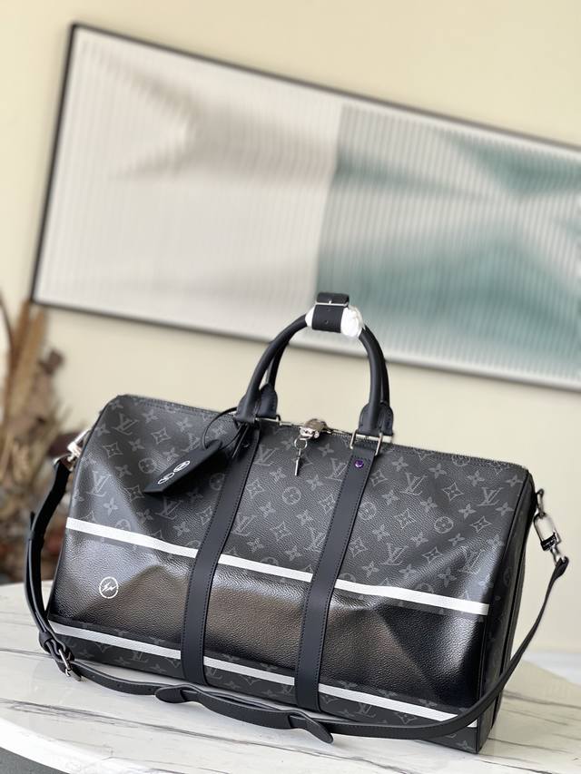 顶级原厂 M43413 Keepall 45 旅行袋 配肩带 此款与日本设计师藤原浩合作设计的Keepall 45旅行袋融汇品牌传统元素Monogram花纹。S