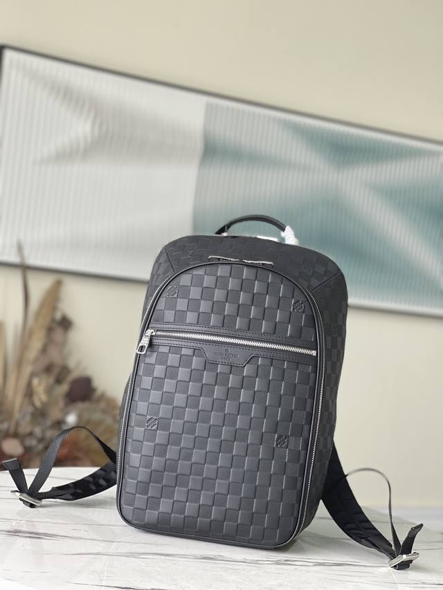 顶级原单 N45287 头层皮 本款 Michael 双肩包为 Damier Infini Onyx 皮革压印 Damier 棋盘格纹，构筑设有笔记本电脑隔层的