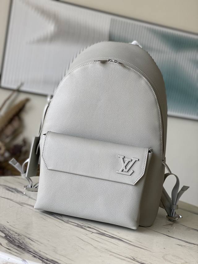 顶级原厂 M59325 灰色 新款双肩包取材Aerogram 牛皮革，临摹旧式航空信笺一般的柔软质感，点缀金属标识。可收纳笔记本电脑、手机和其他随身物品，为短途