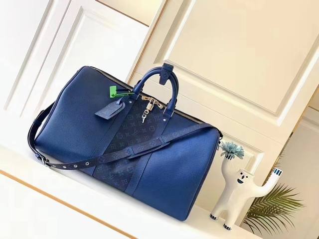 顶级原厂 M53763 蓝色，Keepall 旅行袋 配肩带 质地柔软、风格优雅的原创Keepall旅行袋，标志性Taiga皮革材质，时尚而实用的周末休闲伴侣。