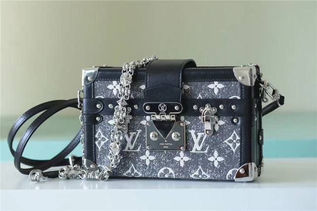出厂价P 顶级原厂 M21462 M44199本款 Petite Malle 手袋取材 Monogram 提花丹宁布，展现路易威登经典元素的新季面貌。粗粝砂洗质