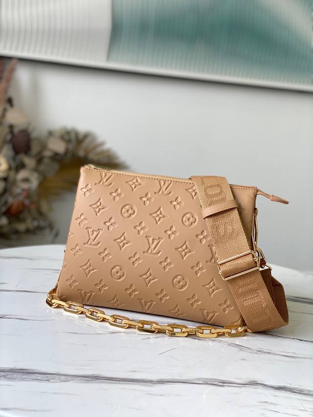 顶级原厂 M57791 杏色 本款 Coussin 小号手袋出自 Vuittamins 胶囊系列，为蓬松绵羊皮点缀粗犷链条，以鲜明色彩道出 Nicolas Gh