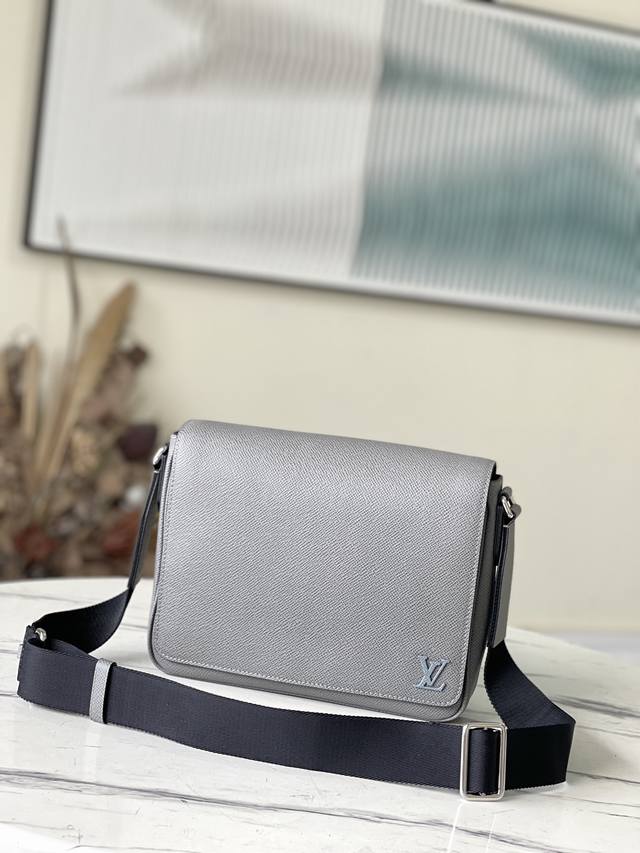 顶级原厂 M30851 灰色 本款 District 小号邮差包采用深染 Taga 皮革，搭配拉链后袋，以方正构型和适宜尺寸成就日常佳选。可调节肩带方便肩背和斜