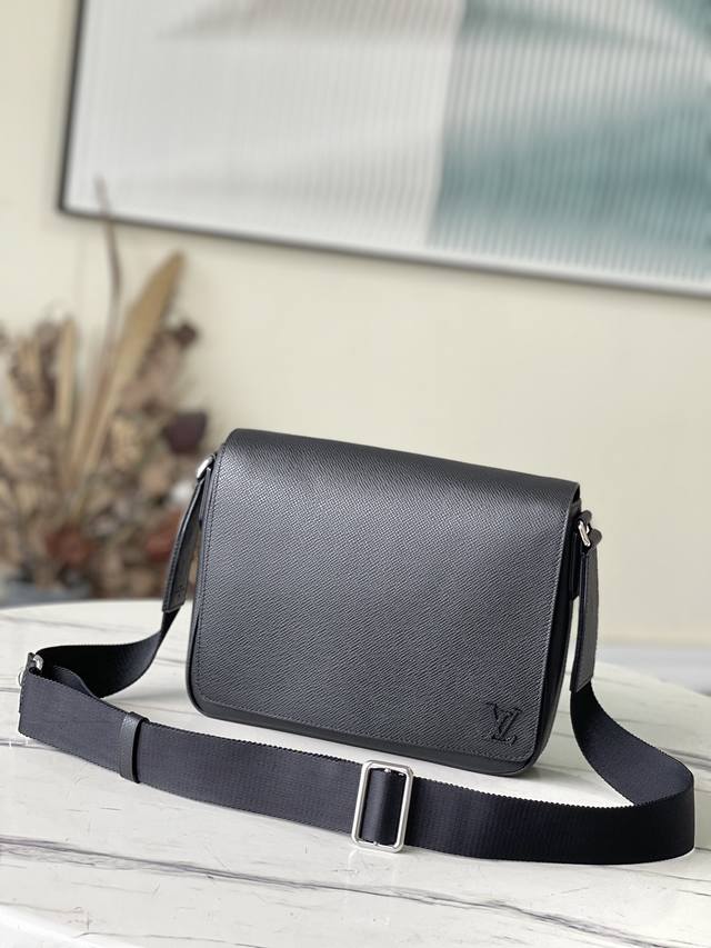 顶级原厂 M30850 黑色 本款 District 小号邮差包采用深染 Taga 皮革，搭配拉链后袋，以方正构型和适宜尺寸成就日常佳选。可调节肩带方便肩背和斜