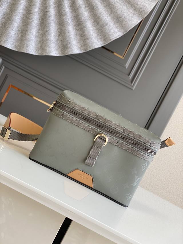 顶级原厂 M43889 Messenger 小号邮差包便于斜挎的Messenger小号邮差包 由亮相2018秋冬男士时装秀的Monogram Titanium帆