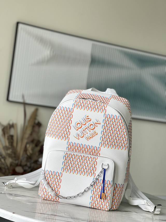 顶级原厂 M46109 白格 Racer 双肩包Racer 双肩包以 Monogram Shadow 皮革宣示个性态度。轻盈柔软的牛皮革含蓄压印经典 Monog