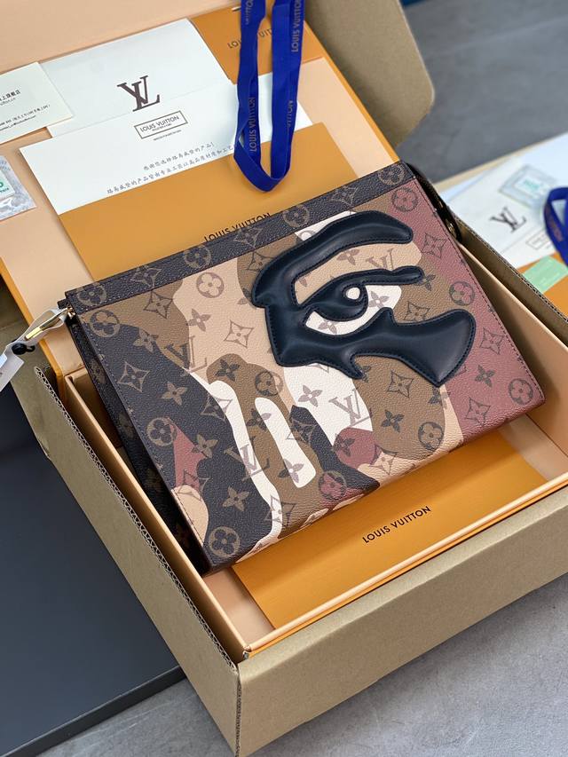 顶级原厂 M82589 老花！Pochette Voyage 手拿包、本款 Pochette Voyage 手拿包为 Monogram 涂层帆布描绘抽象色块，再