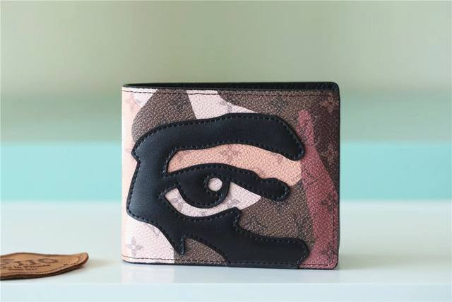 顶级原厂 短夹 配上“Faces”设计主题，出自Louis Vuitton X Yayoi Kusama全新的独家联合系列。型格的蓝色Taurillon Mon