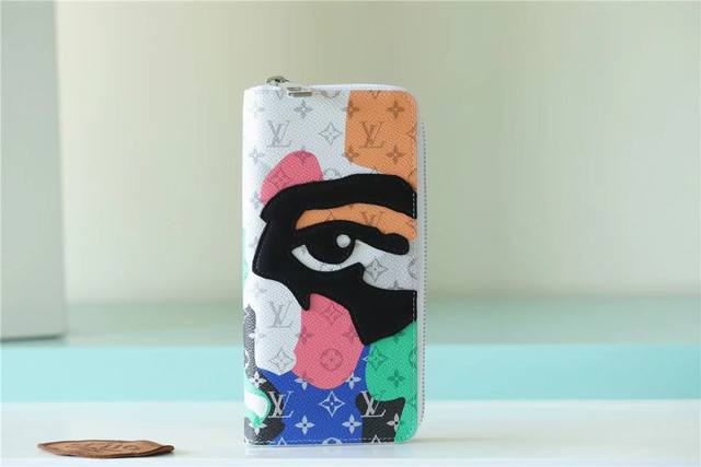 顶级原厂 Zippy拉链 配上“Faces”设计主题，出自Louis Vuitton X Yayoi Kusama全新的独家联合系列。型格的蓝色Taurillo