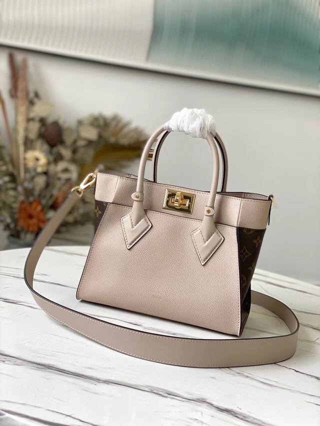 顶级原厂 M57729 On My Side 小号手袋 本款 On My Side 小号手袋融合柔软小牛皮与经典 Monogram 帆布侧衬，老花黑皮蝙蝠包 以