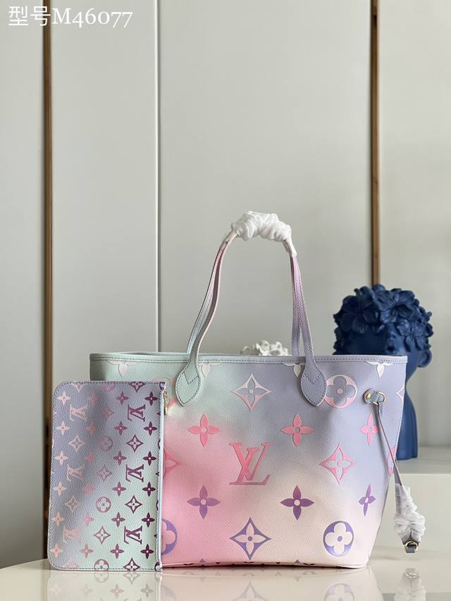 顶级原单 复刻M46077 春款 Neverfull 中号手袋以渐变虹彩色调渲染 Monogram 帆布，为暖季着装注入勃勃生机。充裕容量成就通勤良伴，肩背或肘