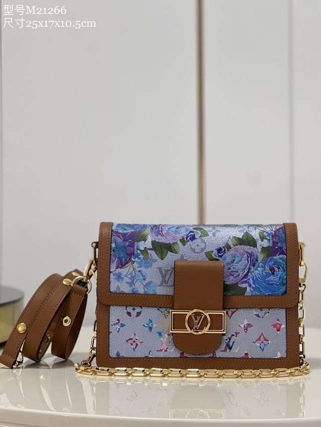 顶级原单 独家实拍 M21266 M44391 本款 Dauphine 中号手袋取材金属质感帆布,呈现 Nicolas GhesquièRe 为路易威登 秋冬时 顶级原单 独家实拍 M21266 M44391 本款 Dauphine 中号手袋取材金属质感帆布,呈现 Nicolas GhesquièRe 为路易威登 秋冬时