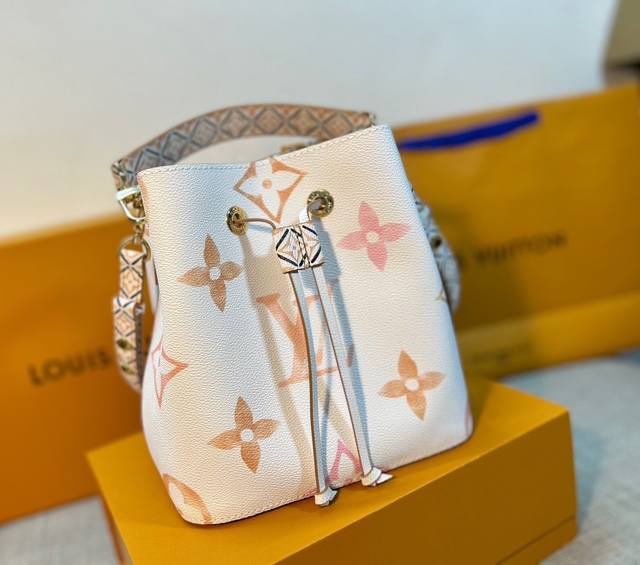 顶级原厂 复刻独家实拍新款M22986杏，本款 Neonoé 水桶包为淡雅帆布描绘 Giant Monogram 印花，令 Lv 和 Monogram 花卉呈现