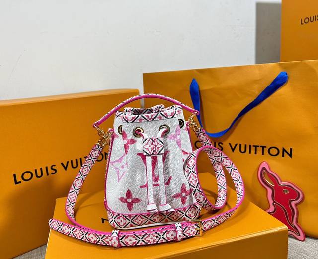 顶级原厂 复刻独家实拍M82386粉色，本款 Nano Noé 手袋出自当季度假系列，以盛夏色彩描摹涂层帆布表面的大号 Monogram 图案，搭配抽绳、可拆卸