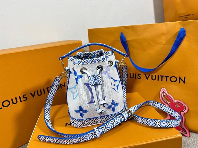 顶级原厂 复刻独家实拍M82386蓝色。本款 Nano Noé 手袋出自当季度假系列，以盛夏色彩描摹涂层帆布表面的大号 Monogram 图案，搭配抽绳、可拆卸