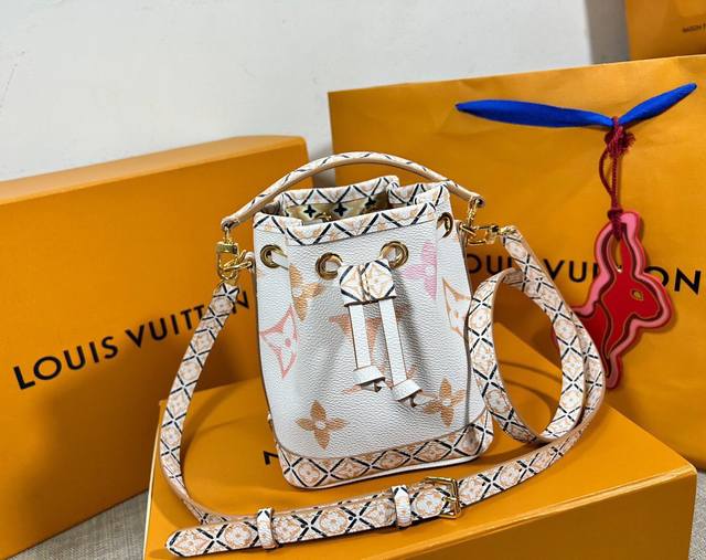 顶级原厂 复刻独家实拍M82386杏色，本款 Nano Noé 手袋出自当季度假系列，以盛夏色彩描摹涂层帆布表面的大号 Monogram 图案，搭配抽绳、可拆卸