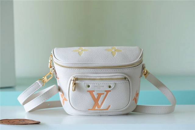 顶级原厂 M82208白色 M82347粉色 本款 Mini Bumbag 手袋来自 Lv Gradient 系列，为 Monogram Empreinte 皮