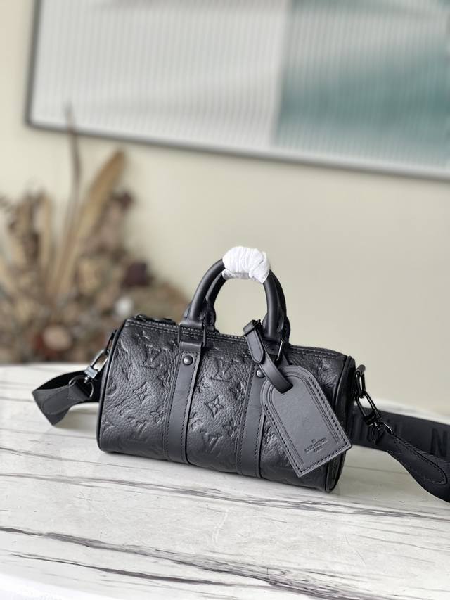 顶级原厂 M20900 黑压花 本款手袋浓缩 Keepall 旅行袋的经典轮廓，由Monogram 压纹 Taurillon 皮革制成，紧凑构型适宜收纳手机和钱