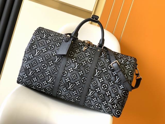 顶级原厂 M21375兰 石墨灰Keepall BandoulièRe 50 旅行袋是路易威登的经典假日设计之一，此次先后采用压印和印花工艺，为皮革表面描绘褪色