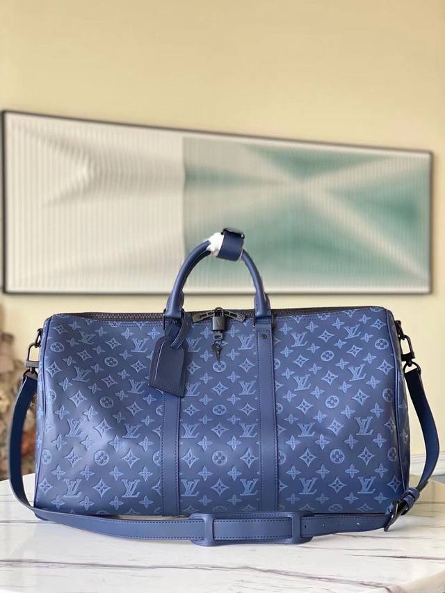 顶级原厂 M45731 本款 Keepall BandoulièRe 50 旅行袋邂逅 Monogram Shadow 牛皮的内敛格调，以印花和压印工艺双重呈现