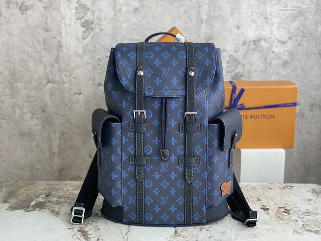 顶级原厂 M46338蓝花 双肩包系列 Christopher 中号双肩包 本款 Christopher 中号双肩包取材涂层帆布，Monogram 花朵和 Lv