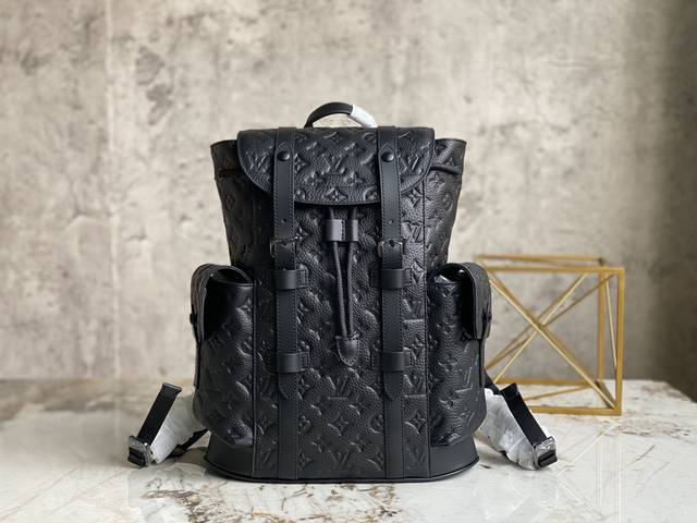 顶级原厂 M20899黑色全皮 双肩包系列 Christopher 小号双肩包 本款 Christopher 双肩包浓缩经典设计尺寸，延续侧袋和按扣双肩带等标志