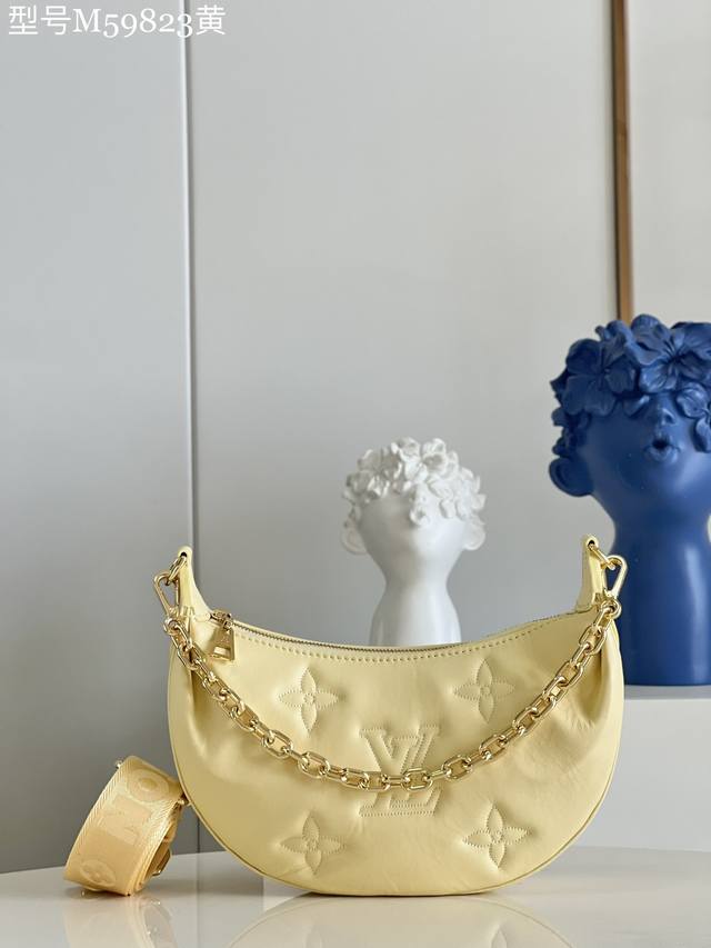 顶级原厂 M59823黄本款 Over The Moon 月亮手袋采用丰盈绗缝牛皮革塑造灵活构型，再以 Monogram 刺绣注入庄重气息。巧用可调节肩带和链条