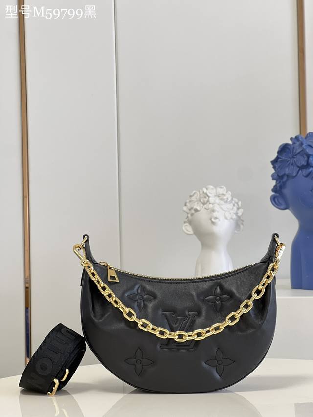 顶级原厂 M59799黑本款 Over The Moon 月亮手袋采用丰盈绗缝牛皮革塑造灵活构型，再以 Monogram 刺绣注入庄重气息。巧用可调节肩带和链条