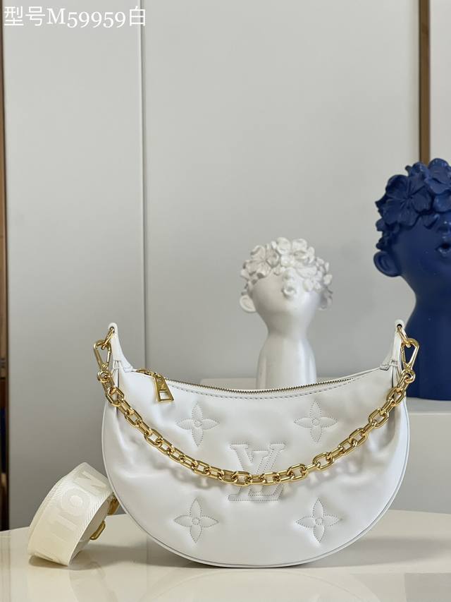 顶级原厂 M59959白本款 Over The Moon 月亮手袋采用丰盈绗缝牛皮革塑造灵活构型，再以 Monogram 刺绣注入庄重气息。巧用可调节肩带和链条