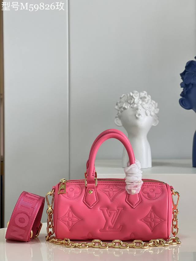 顶级原厂 M59826玫本款 Papillon Bb 手袋以柔软衬垫牛皮革塑造精巧构型，再以刺绣工艺凝聚 Monogram 图案的经典气息。巧用可拆卸链条、可拆