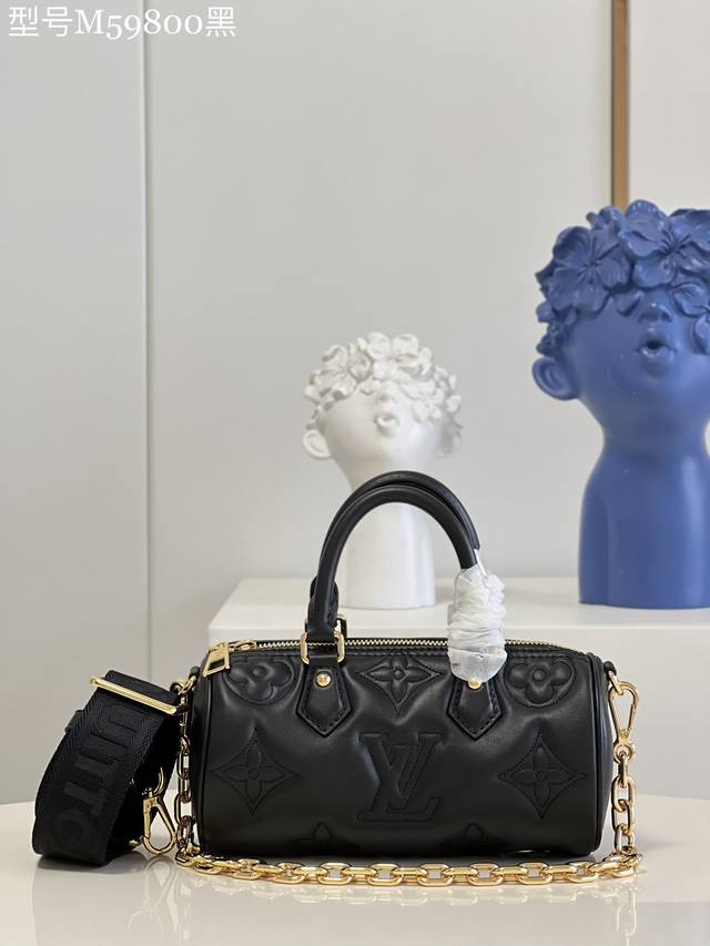 顶级原厂 M59800黑本款 Papillon Bb 手袋以柔软衬垫牛皮革塑造精巧构型，再以刺绣工艺凝聚 Monogram 图案的经典气息。巧用可拆卸链条、可拆