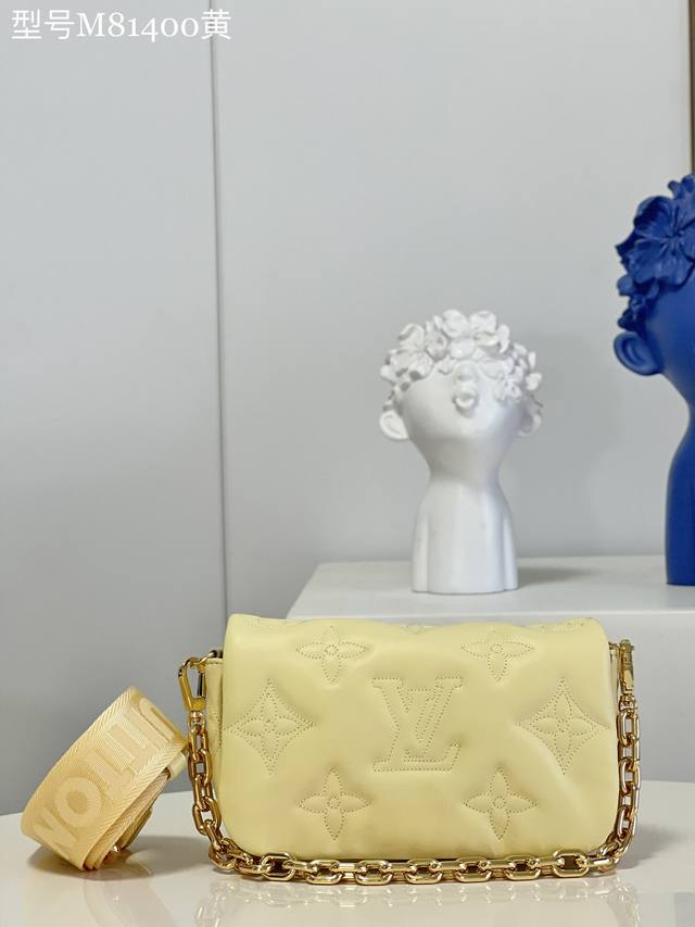 顶级原厂 M81400黄本款 Wallet On Strap 手袋来自 Bubblegram 系列，为柔软加衬牛皮革刺绣经典 Monogram 图案。磁扣翻盖开
