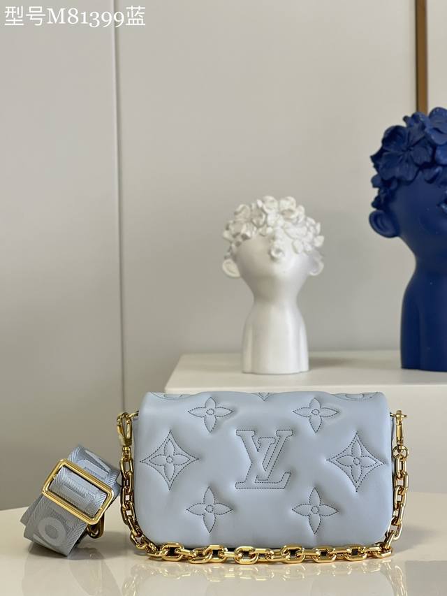 顶级原厂 M81399蓝本款 Wallet On Strap 手袋来自 Bubblegram 系列，为柔软加衬牛皮革刺绣经典 Monogram 图案。磁扣翻盖开