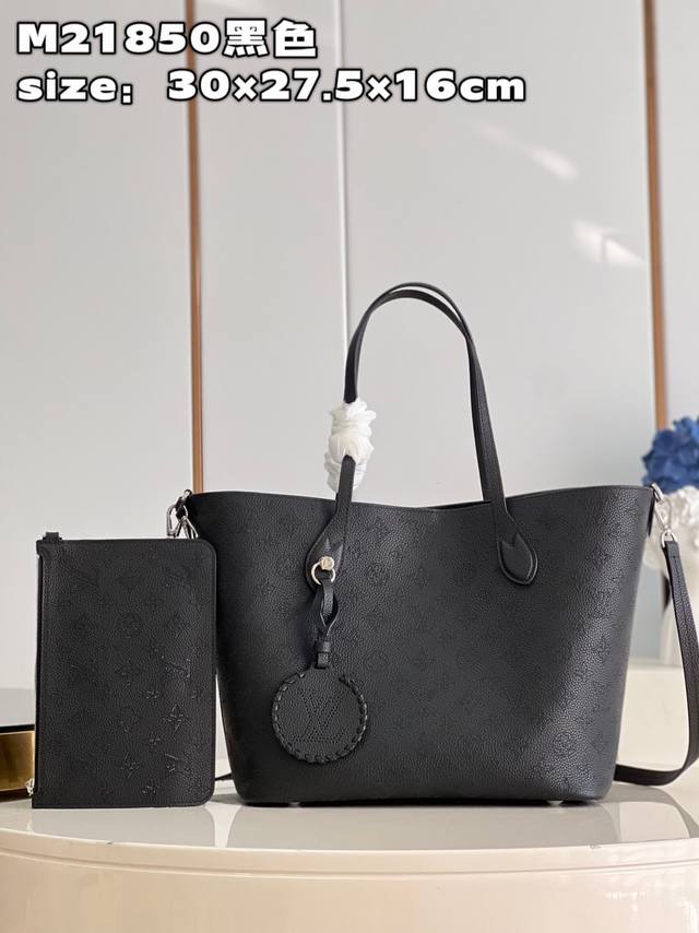 顶级原厂 独家实拍M21 黑色 Blossom 大号手袋选用镂花穿孔牛皮革，以悠闲格调演绎实用功能。内隔层配有可拆卸拉链袋，轻松容纳日常所需；手柄方便手拎或肘挎