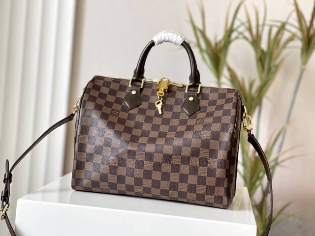 顶级原厂 N41367咖啡格 Speedy 30 手袋 配肩带 这款 Speedy 手袋的每个特色都堪称经典: 皮质手柄、Monogram帆布。 无怪乎它能成为 顶级原厂 N41367咖啡格 Speedy 30 手袋 配肩带 这款 Speedy 手袋的每个特色都堪称经典: 皮质手柄、Monogram帆布。 无怪乎它能成为