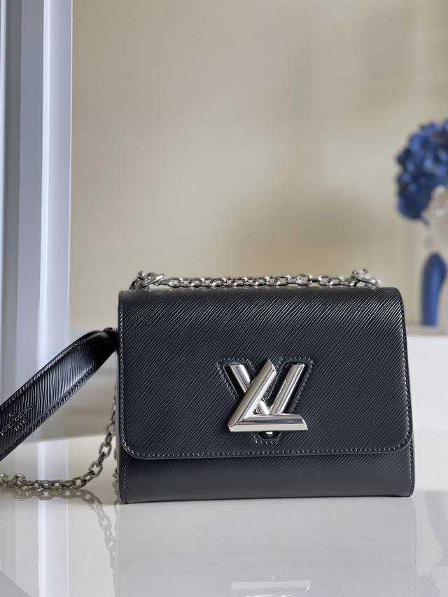 顶级原厂 独家实拍M50282黑银 Twist 中号手袋本款 Twist 中号手袋以可拆卸宽幅提花肩带焕现新姿：M50280 M50282一面刺绣路易威登标识，