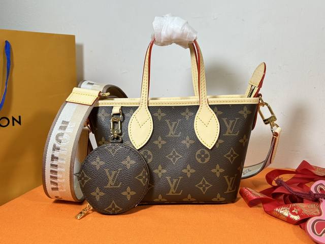 顶级原厂 复刻 独家实拍M4 5。M46786，新款Lv Neverfull Bb 新款有拉链搭配零钱包挂件休闲可调节宽肩带。尺寸24*14*9。