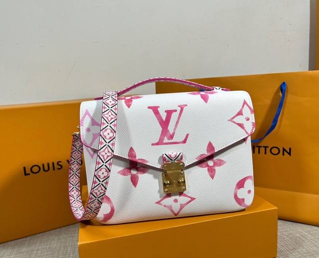顶级原厂 复刻独家实拍M23055粉，本款 Pochette Metis 手袋以帆布烘托 Lv 字母和 Monogram 花卉的水彩效果，为顶部手柄和可拆卸肩带