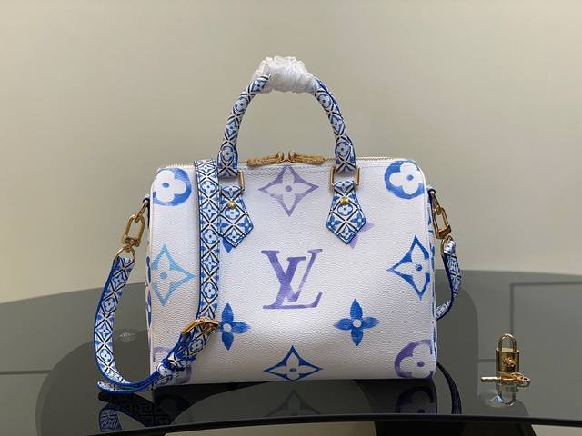顶级原厂 复刻独家实拍新款M23073蓝，本款 Speedy BandoulièRe 25 手袋令涂层帆布映现 Giant Monogram 图案的粉彩效果，再
