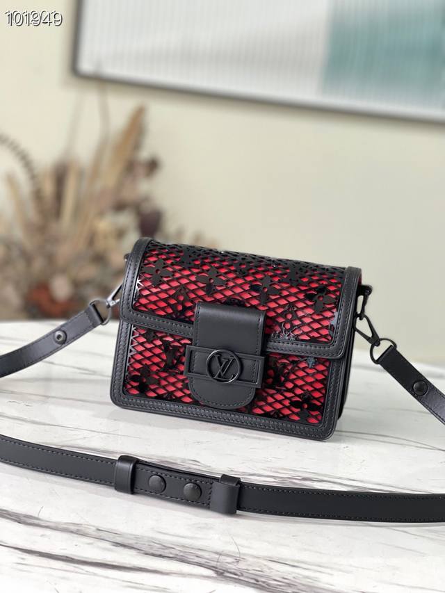 顶级原厂 M20359 克色 Nicolas GhesquièRe 于 春夏系列再度焕新 Dauphine 迷你手袋。全新 Monogram Lace 透视皮革