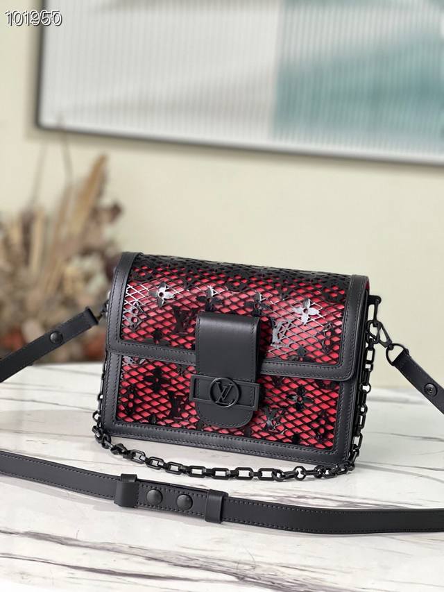 顶级原厂 M20590 克色 Nicolas GhesquièRe 于 春夏系列再度焕新 Dauphine 中号手袋。全新 Monogram Lace 透视皮革