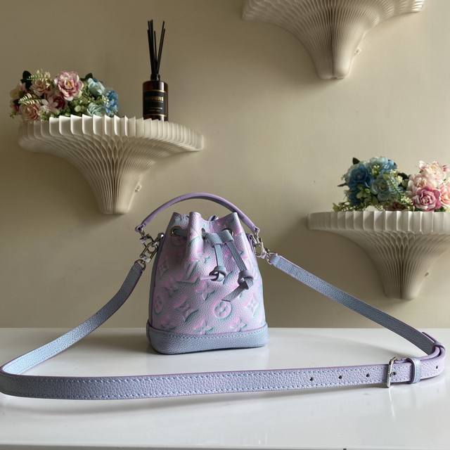 顶级原厂 Nano Noé 手袋 M81626兰色 本款 Nano Noé 手袋出自 Summer Stardust 胶囊系列 以 Monogram Empre