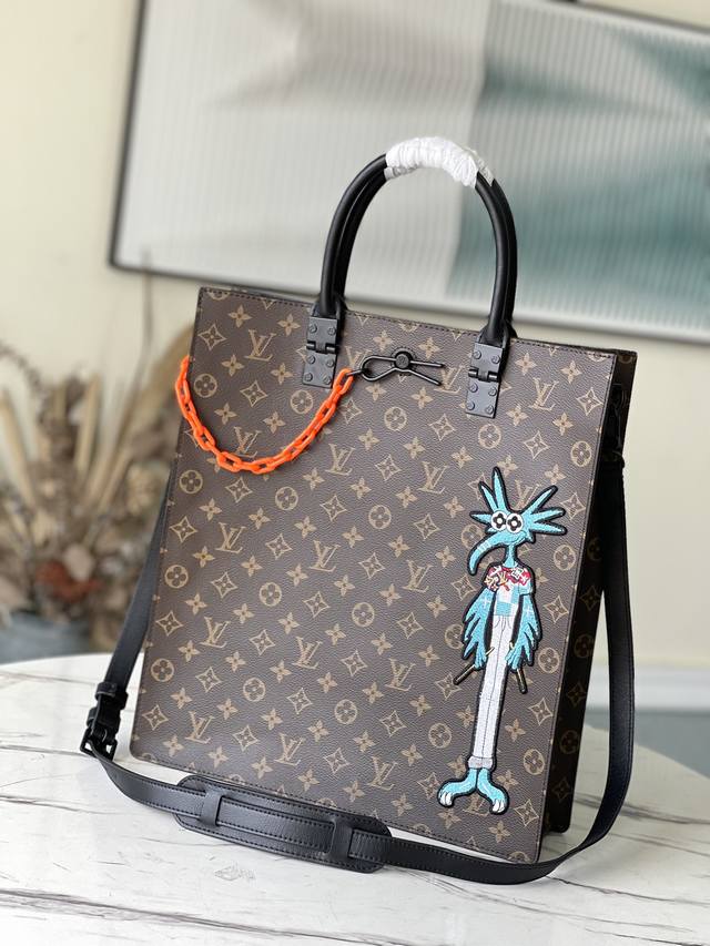 顶级原厂 M45667 Sac Plat 邮差包以 Monogram 帆布和哑光皮革饰边塑造纤薄构型，并邀请 Virgil Abloh 为 春夏男士时装秀创作的