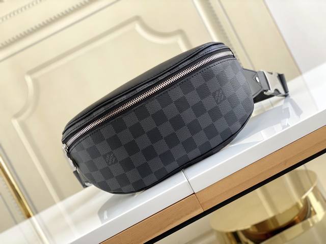 顶级原厂 Campus 腰包以 Damier Graphite 涂层帆布塑造紧凑构型，主隔层之外的拉链后袋亦可容纳手机。无论系腰或肩背均可贴合身体律动，成就日常