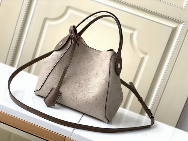 顶级原厂 M54351灰色 Hina小号手袋采用双重设计 包身正中配有弹簧扣 可折叠 可伸展 在Tote手袋与摩登水桶包之间自如切换,由小牛皮裁制而成并采用镂花 顶级原厂 M54351灰色 Hina小号手袋采用双重设计 包身正中配有弹簧扣 可折叠 可伸展 在Tote手袋与摩登水桶包之间自如切换,由小牛皮裁制而成并采用镂花