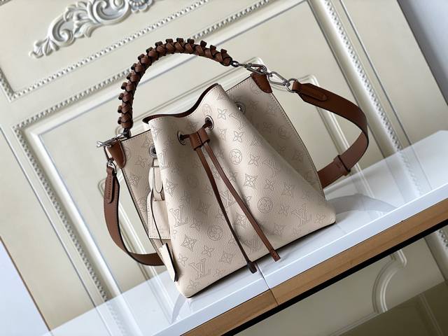 顶级原厂 M55799杏色55800黑色55801白色58789粉色Vert Lagonmuria 水桶包取材镂花小牛皮，其上穿孔缓缓勾勒 Monogram 图