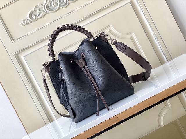 顶级原厂 M55800Vert Lagonmuria 水桶包取材镂花小牛皮,其上穿孔缓缓勾勒 Monogram 图案,点缀名牌与钥匙包。搭配编织手柄与长皮革肩带 顶级原厂 M55800Vert Lagonmuria 水桶包取材镂花小牛皮,其上穿孔缓缓勾勒 Monogram 图案,点缀名牌与钥匙包。搭配编织手柄与长皮革肩带