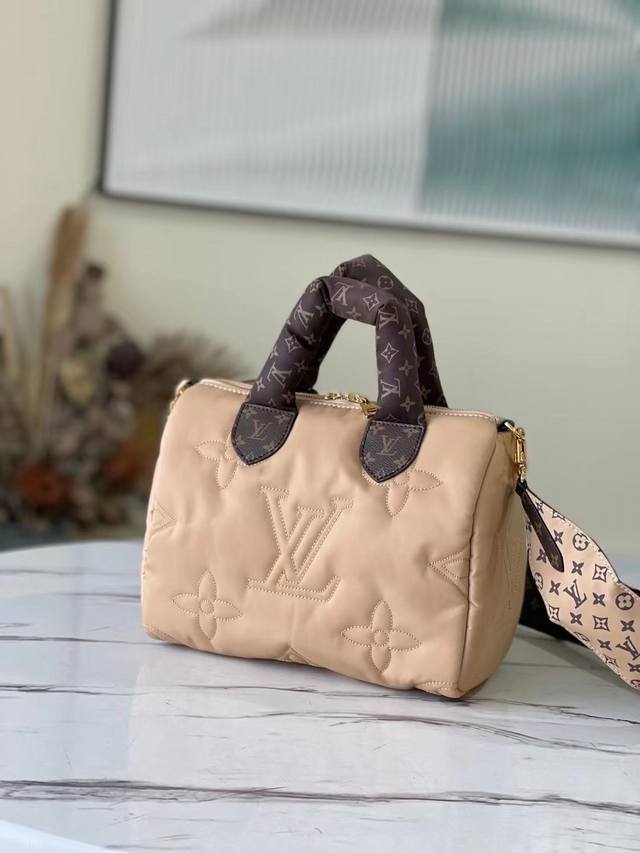 顶级原单 M59008 M59009 杏色 此款 Speedy BandoulièRe 25 手袋取材 Econyl 再生锦纶，彰示对绿色可持续工艺的不懈追求。