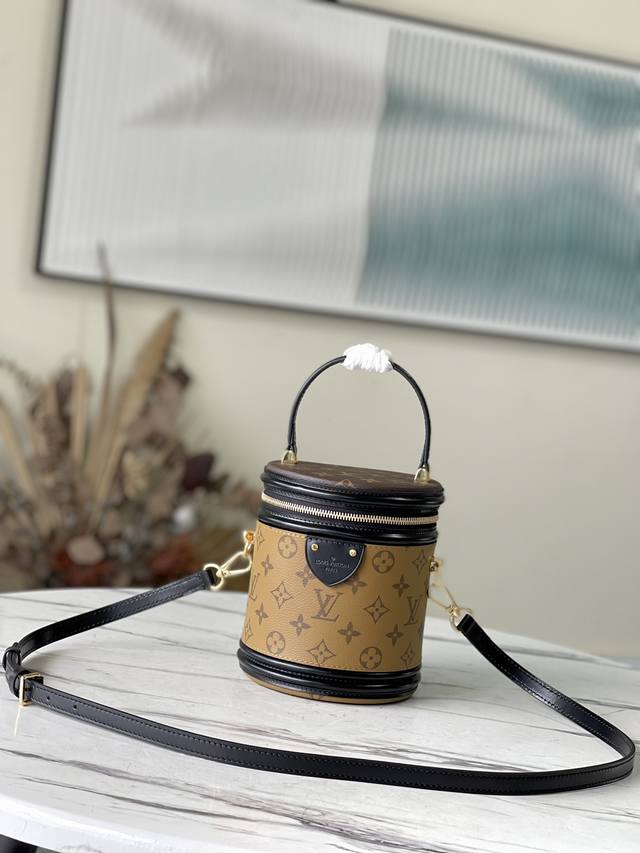 顶级原厂 M43986作为走秀款，颜值超群绝对无容质疑，C位出道，凹造型吊打一切！洋气时尚的圆筒包型，采用反转拼色老花Pvc加黑牛皮包边，配色很高级，满屏的焦糖