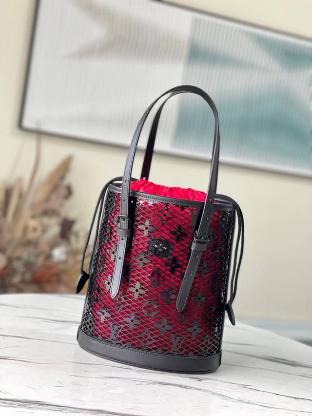 顶级原厂 M20352Bucket 小号手袋采用 Nicolas GhesquièRe 设计的 Monogram Lace 皮革，于 春夏时装秀初次亮相。牛皮革